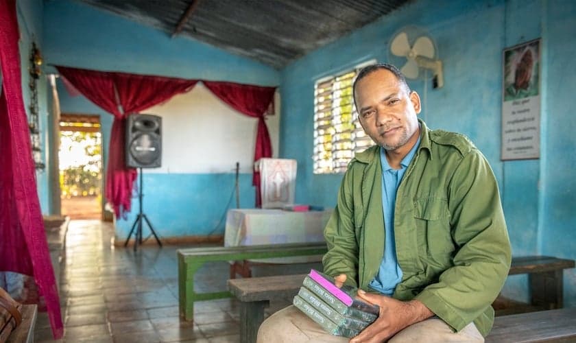 Pastor David em sua congregação cubana. (Foto: Reprodução/Voice of the Martyrs)