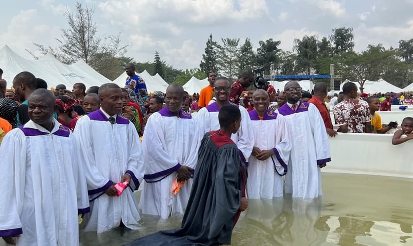 Mais de 10 mil pessoas foram batizadas na Nigéria. (Foto: WAD).
