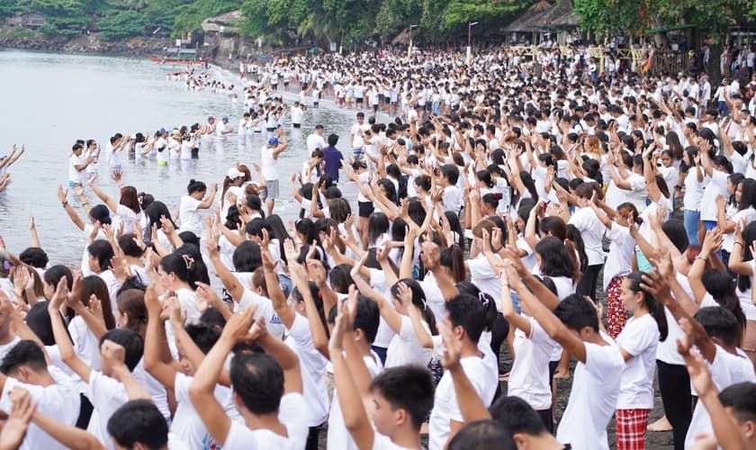 Uma multidão fez filas para se batizar em Davao, nas Filipinas. (Foto: Facebook/Christ the Healer International Missions Movement).