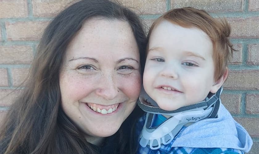 Waylon Saunders com sua mãe Gillian Burnett. (Foto: Arquivo de família)