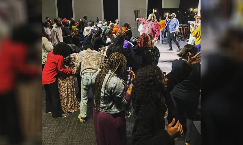 Jovens da igreja United em Atlanta reunidos em adoração. (Foto: Instagram/Unitedchurchatl)