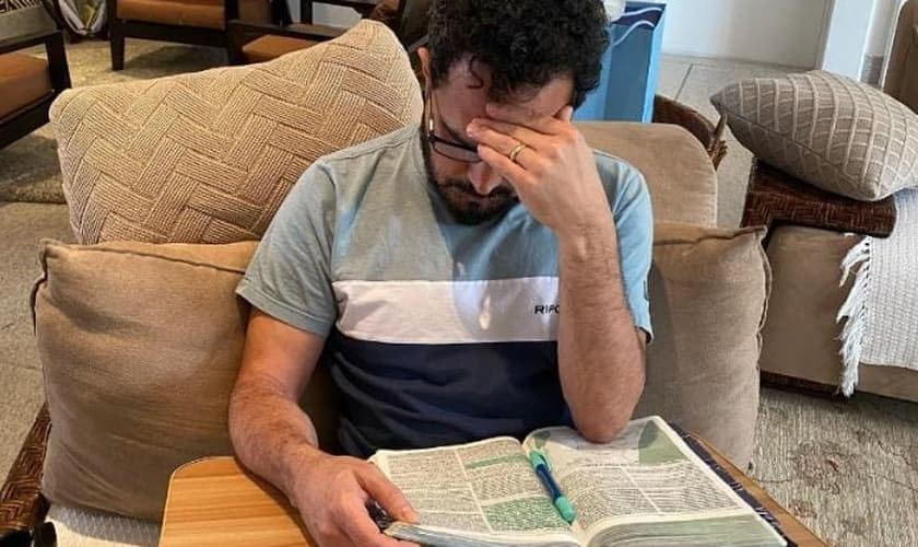 Luciano Camargo lendo a Bíblia. (Foto: Reprodução/Instagram Luciano Camargo)