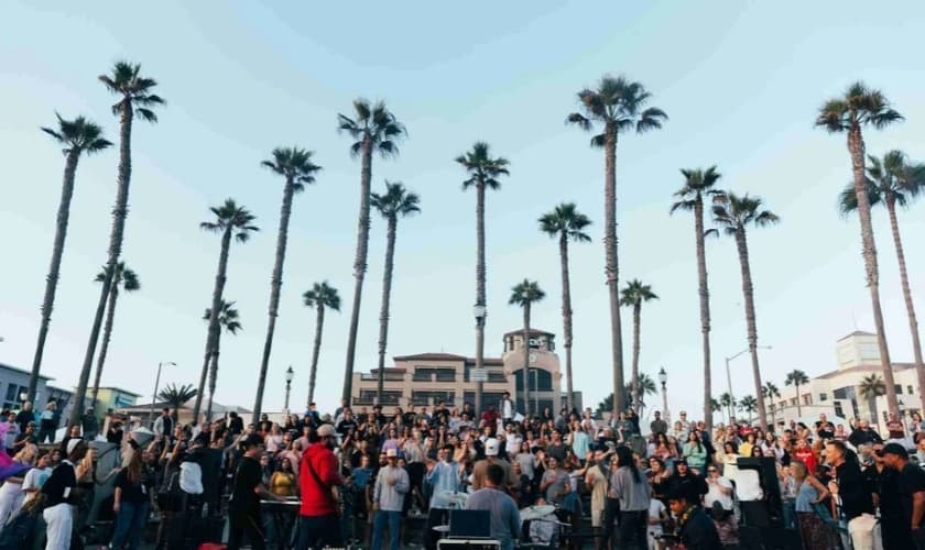 Jovens reunidos no evento evangelístico na Califórnia. (Foto: Reprodução/Instagram/Hope California)
