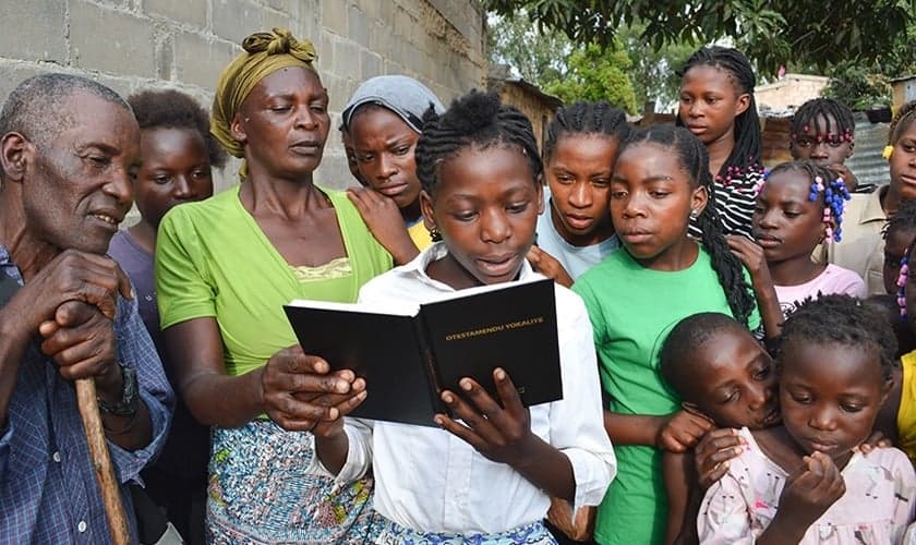 Os esforços de tradução das Escrituras em Angola estão transformando vidas. (Foto: Sociedade Bíblica Americana)