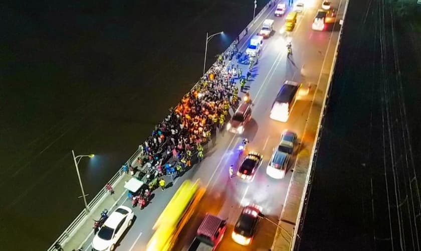 Cristãos oram na Ponte Marcos, na cidade de Cagayan de Oro, contra o espírito de suicídio. (Foto: Facebook/David Otamias)