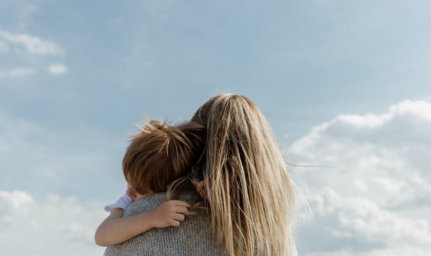 As mães são vistas como impulsionadoras da formação da fé. (Foto: Unsplash/Bethany Beck)