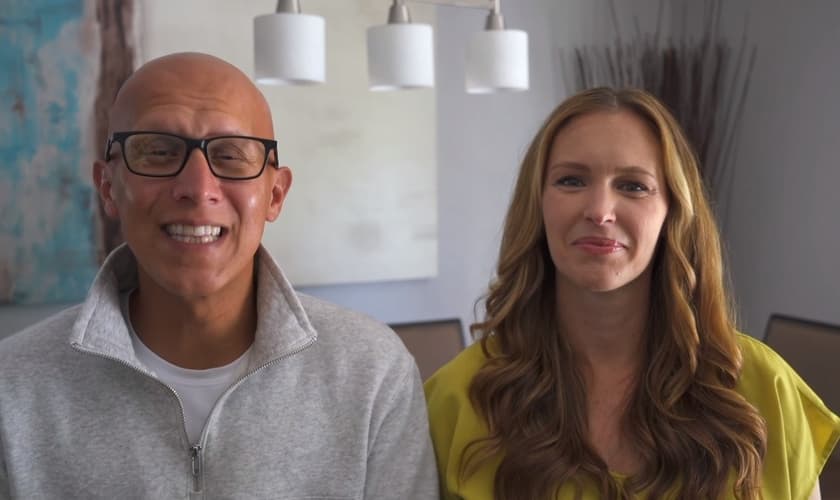 Brittni e Richard De La Mora. (Foto: Reprodução/YouTube/LOVE ALWAYS MINISTRIES)