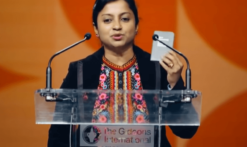 Uma e sua família foram salvos através da Bíblia. (Foto: Reprodução/YouTube/Your Living Manna).