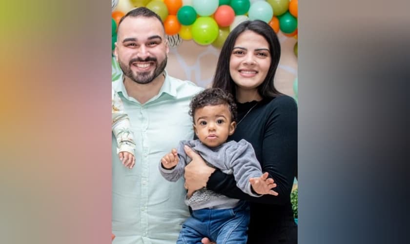 Os pais Filipe e Giulianna com Benjamin. (Foto: Facebook/Giulianna Perazzo Rosa).