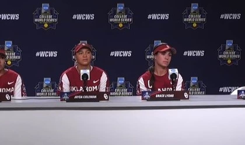 As jogadoras Grace Lyons, Jayda Coleman, Alyssa Brito e a treinadora Patty Gasso. (Foto: Reprodução/Twitter/Ross Lovelace)