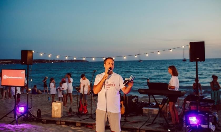 Evento evangelístico na Espanha. (Foto: Reprodução/Instagram/Reach Mallorca)