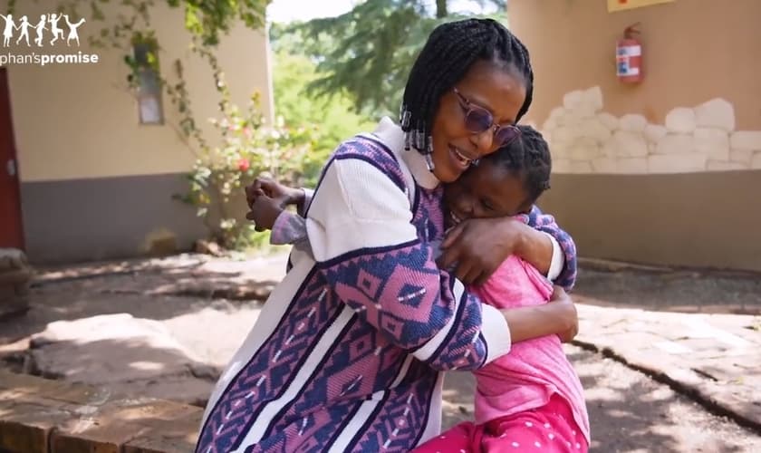 Tia Gao e Lufuno na escola. (Foto: Reprodução/CBN News)