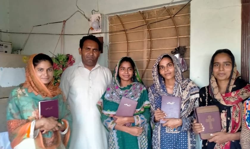 Cristãos recebendo Bíblias da Mission Cry. (Foto: Imagem ilustrativa/Facebook/Mission Cry).