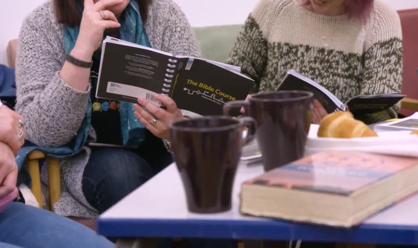 Missionários estudando a Bíblia. (Foto: Ilustrativa/Facebook/Bible Society)