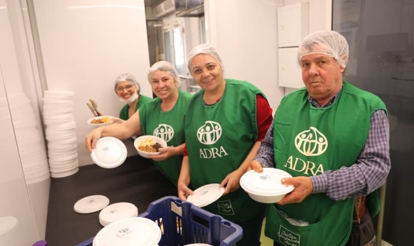 Marmitas são fornecidas à população. (Foto: Notícias Adventistas/Jaime Costa).