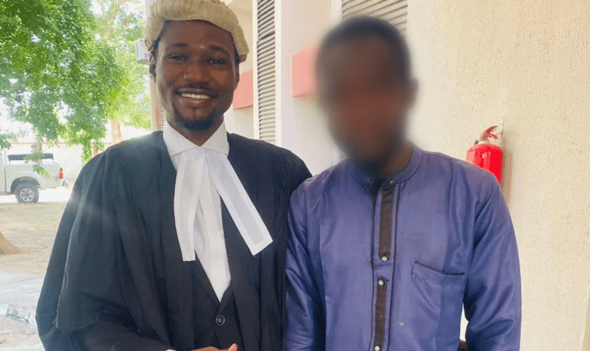 Daniel Kefee e seu advogado Hamman Ezekiel Pwana, da ADF International Nigéria. (Foto: ADF International)