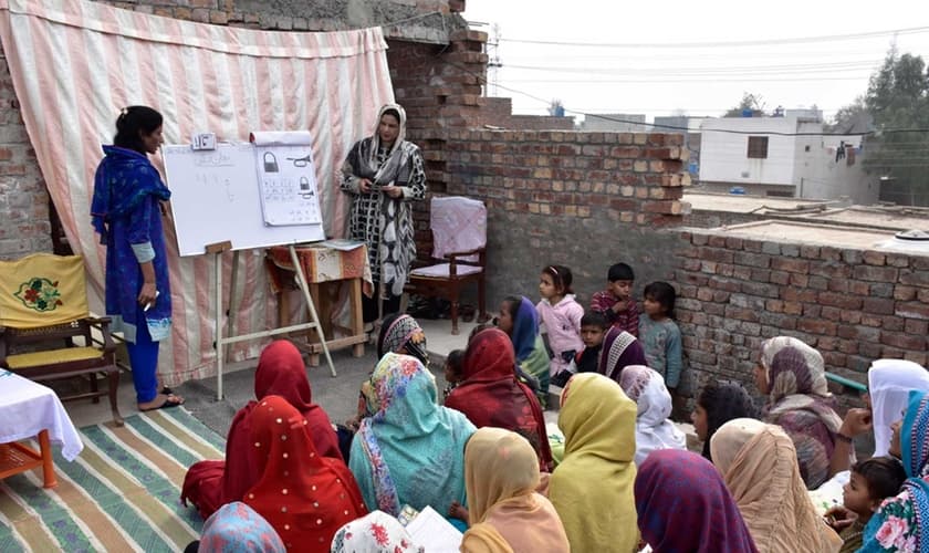 Projeto de alfabetização. (Foto: Reprodução/Bible Society)