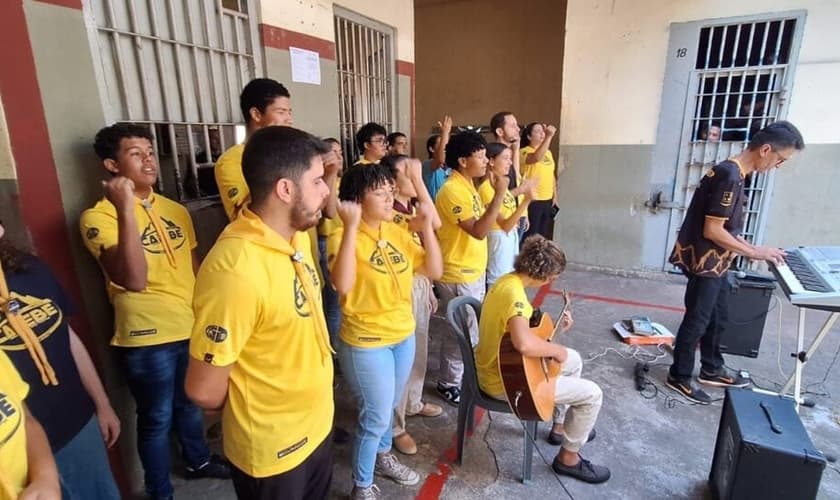 A ação evangelística na prisão. (Foto: Reprodução/Notícias Adventistas)