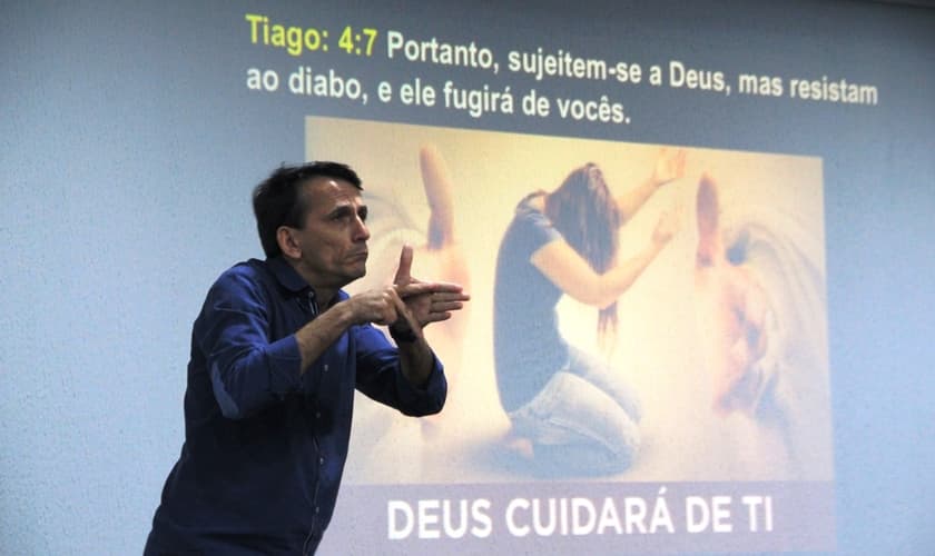 Mais de 10 milhões de pessoas com algum problema auditivo serão beneficiadas pela tradução. (Foto: UniEVANGÉLICA).