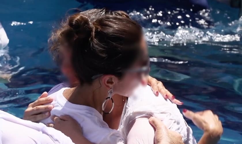 Mulher é batizada no Irã. (Foto: Elam Ministries)