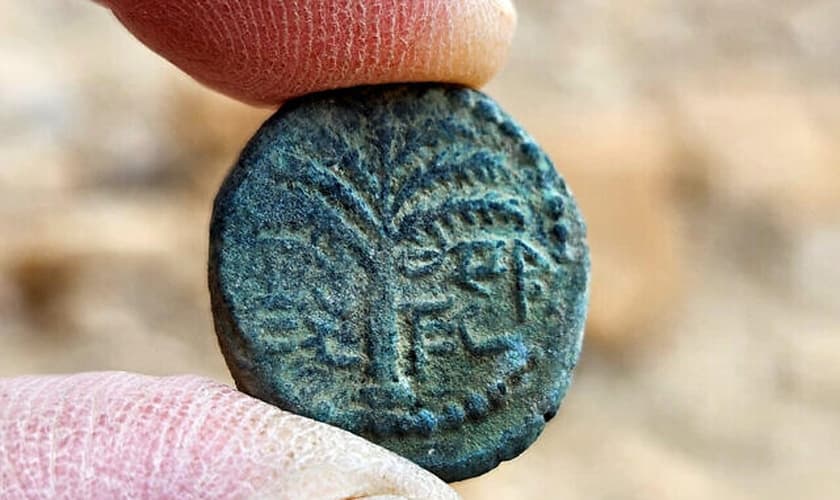 Moeda rara com inscrição 'Eleazar, o Sacerdote' encontrada no deserto da Judeia. (Foto: Emil Aladjem/Autoridade de Antiguidades de Israel)