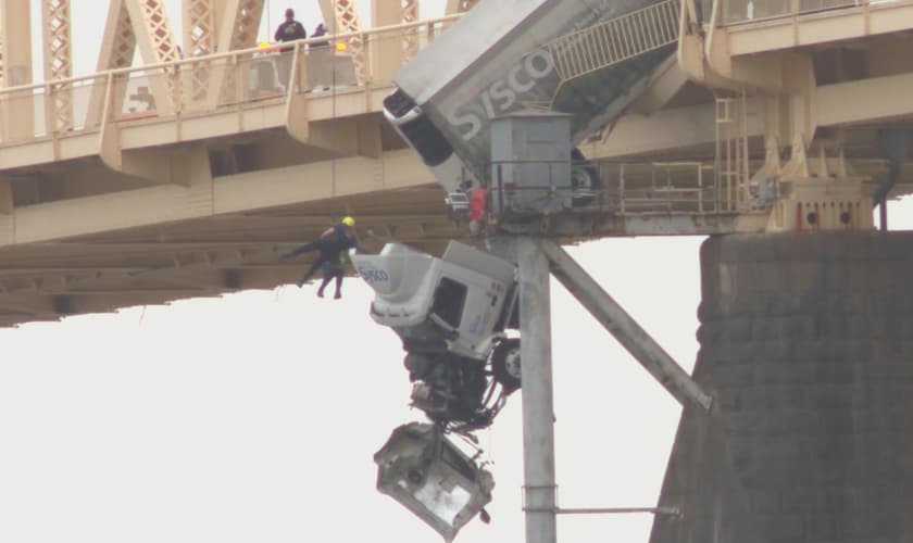 O acidente aconteceu na ponte Clark Memorial, nos EUA. (Foto: Reprodução/YouTube/WHAS11 News).