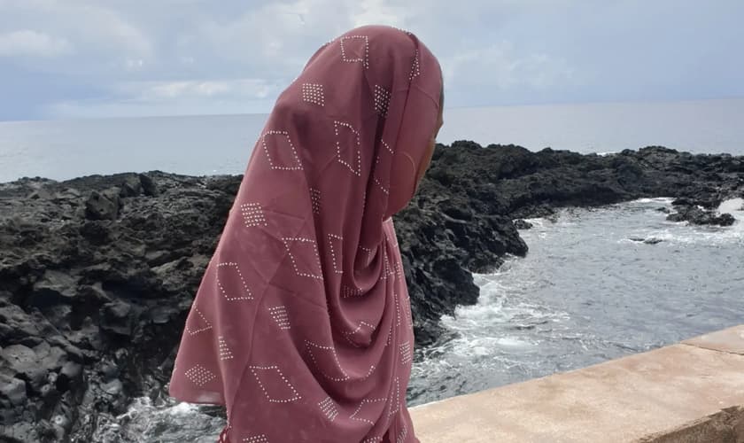 A adolescente foi forçada a se converter ao Islã. (Foto: Ilustração/Portas Abertas)