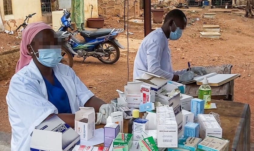 Médicos no local. (Foto: Reprodução/Christian Aid Mission)