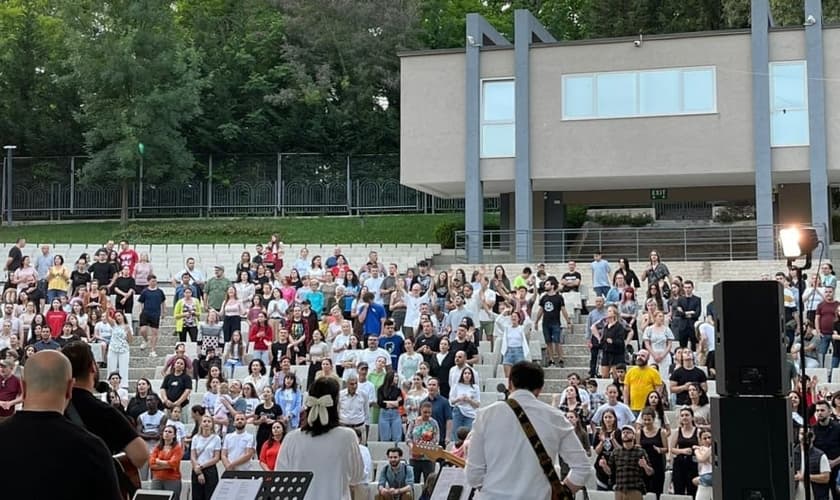Um momento de adoração na reunião de unidade dos cristãos em Tirana, Albânia, em Pentecostes. (Foto: VUSH)