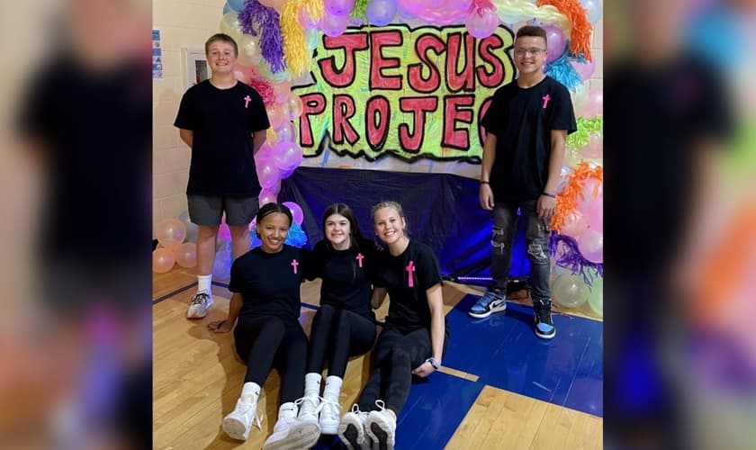 Adolescentes pregam Jesus na escola. (Foto: Reprodução/AG News)