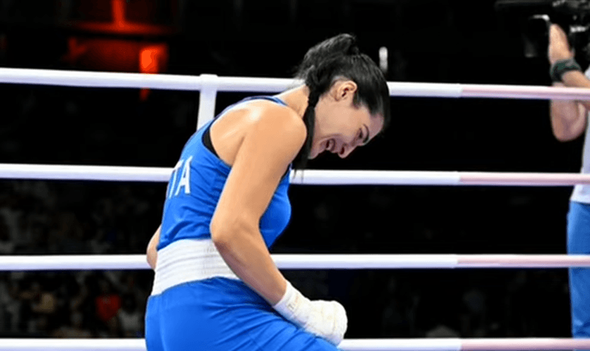 A boxeadora Angela Carini após desistir de continuar a luta contra oponente intersexual Imane Khelif. (Captura de Tela/YouTube/BBC)