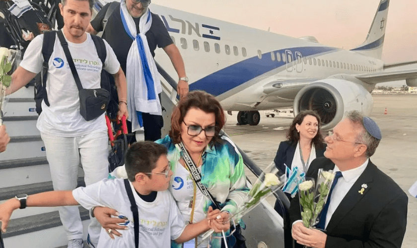 Yaakov Hagoel, presidente da Organização Sionista Mundial, cumprimenta novos imigrantes que chegam a Israel (Foto: WZO)