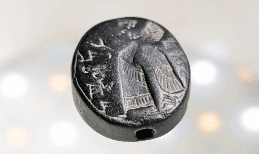 No selo aparece uma figura alada e um nome hebraico inscrito na escrita paleo-hebraica. (Foto: Eliyahu Yanai, Cidade de Davi)