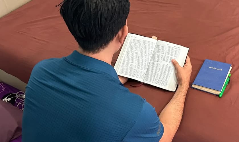 Muitos norte-coreanos têm esperança na Bíblia. (Foto: Ilustração/Portas Abertas)