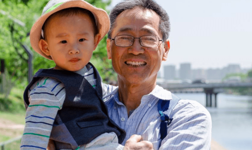Os pais estão discipulando seus filhos em casa enquanto oram pelo país. (Foto: Reprodução/China Partner)