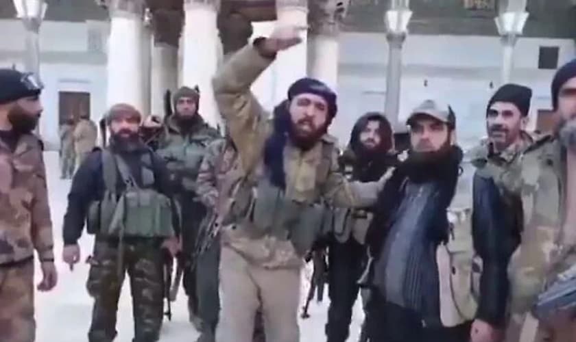 Rebeldes islâmicos em uma mesquita de Damasco. (Foto: Reprodução/X/officialxkathir).