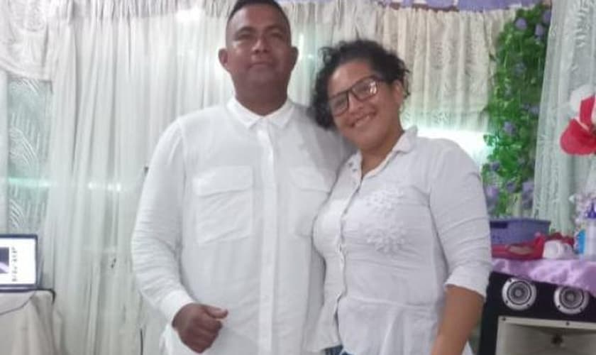O pastor Iván García e sua esposa Karen, na igreja. (Foto: Mídias sociais)