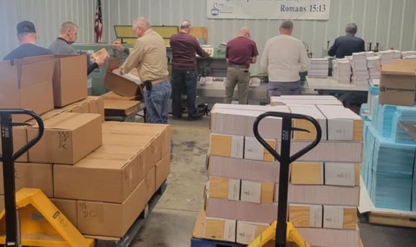 A equipe organizando os folhetos evangelísticos. (Foto: Reprodução/Facebook/Faith & Liberty)