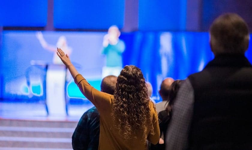 Congregações protestantes registraram um aumento de pelo menos 4% na frequência aos cultos. (Foto: Unspash/Jesus Loves Austin)