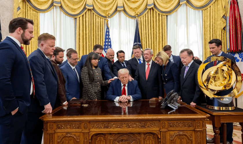 O presidente Donald Trump recebe oração de líderes religiosos no Salão Oval da Casa Branca. (Foto: White House)