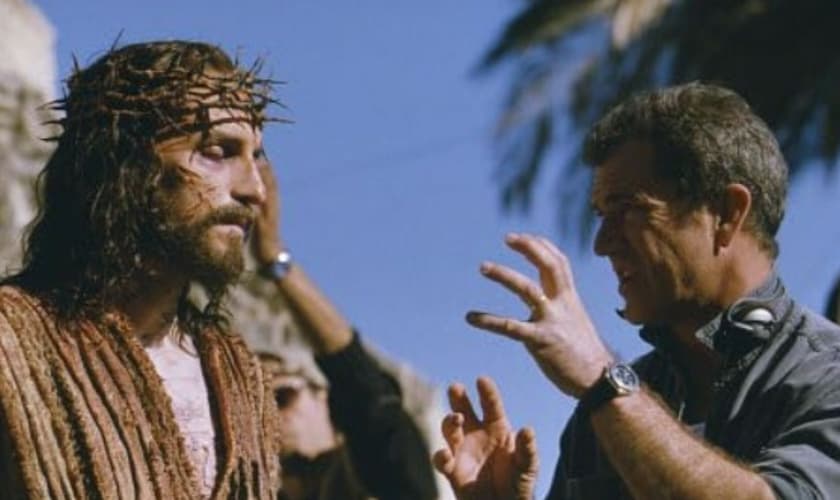 Jim Caviezel e Mel Gibson nas gravações de “A Paixão de Cristo”. (Foto: Reprodução/IMDb)
