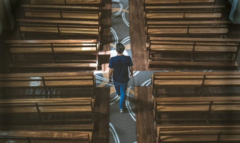 Nenhum outro país sofreu um declínio tão acentuado do Cristianismo nominal quanto a Espanha. (Foto: Unsplash/ Danique Godwin)