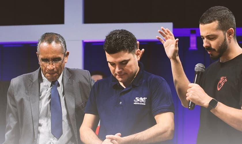 Adel Khosravi durante sua consagração pastoral. (Foto: Instagram/JMM)