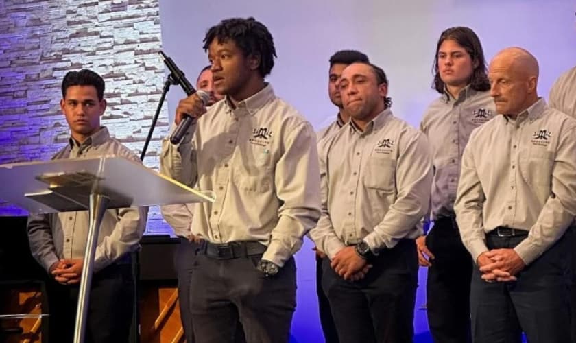 Noel Casillas, ministrando durante um evento. (Foto: Reprodução/Instagram/Brooklyn Adult and Teen Challenge)
