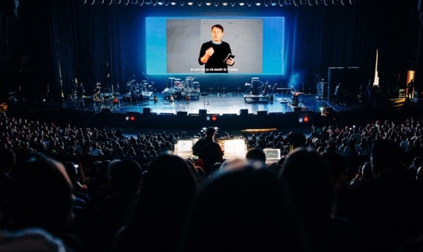 Evangélicos oram pelo TiranaFest, por evento de evangelismo no país. (Foto: Associação Europa/Reino Unido Palau)