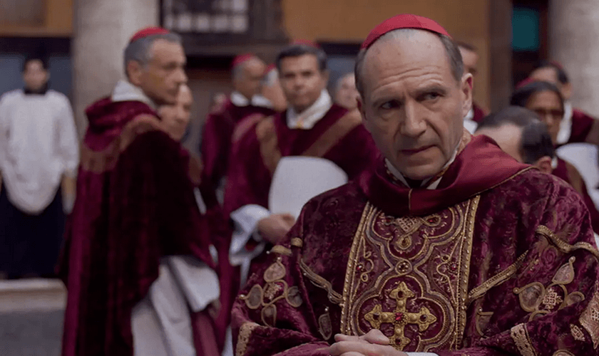 O ator Ralph Fiennes no filme 'Conclave’, de 2024. (Imagem: Divulgação)
