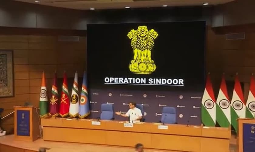 O Ministério da Defesa da Índia divulga atualização sobre ataques com mísseis no Paquistão. (Captura de tela/YouTube/AP)