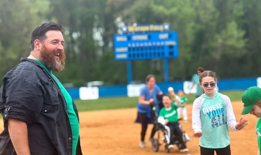 Ben com as crianças no projeto. (Foto: Reprodução/Baptist Press)