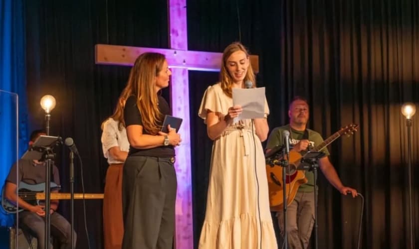 Priscilla Priem contando seu testemunho na igreja. (Foto: Reprodução/Instagram/Priscilla Priem)