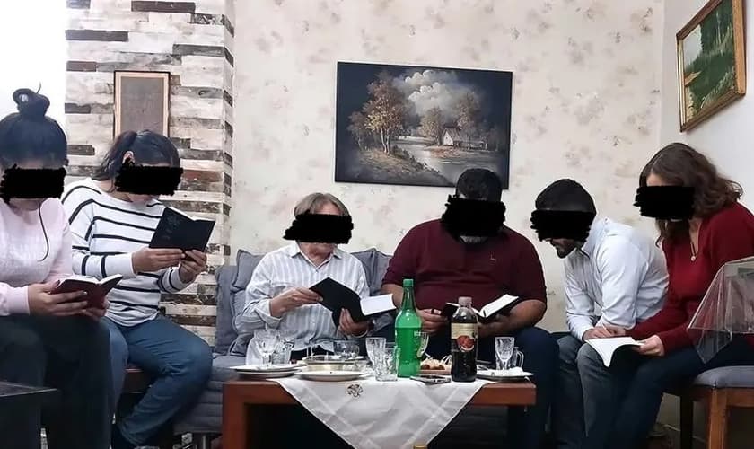 Muitos iranianos estão chegando a Jesus. (Foto: Bible Society).